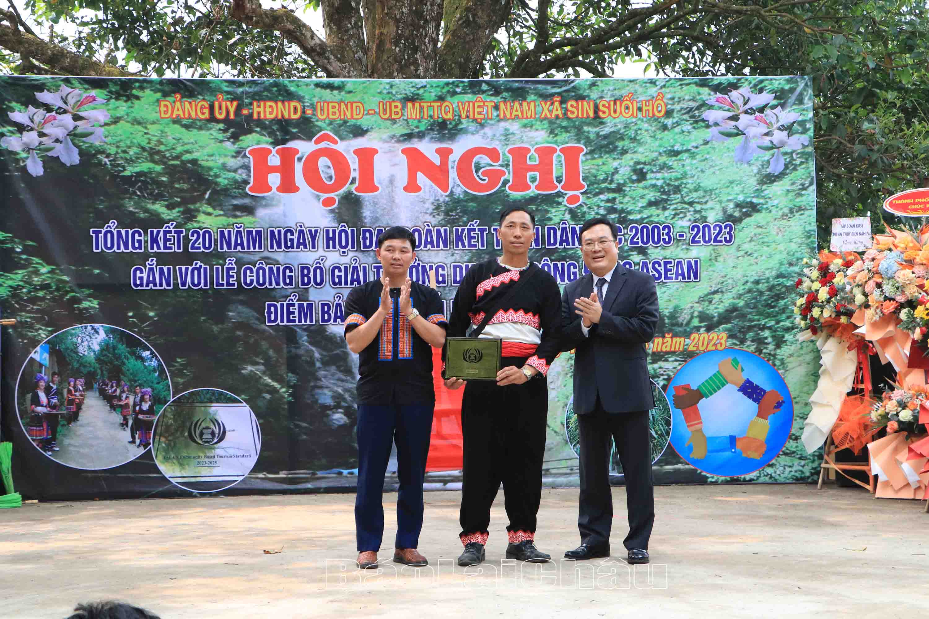 Lãnh đạo Sở Văn hóa-Thể thao và Du lịch trao Giải thưởng du lịch cộng đồng ASEAN cho lãnh đạo xã và bản Sin Suối Hồ.